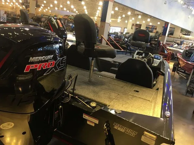 Slide: The Image of Tracker Pro Team 190 TX 2026 - 29