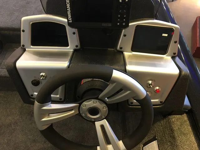 Slide: The Image of Tracker Pro Team 190 TX 2026 - 32