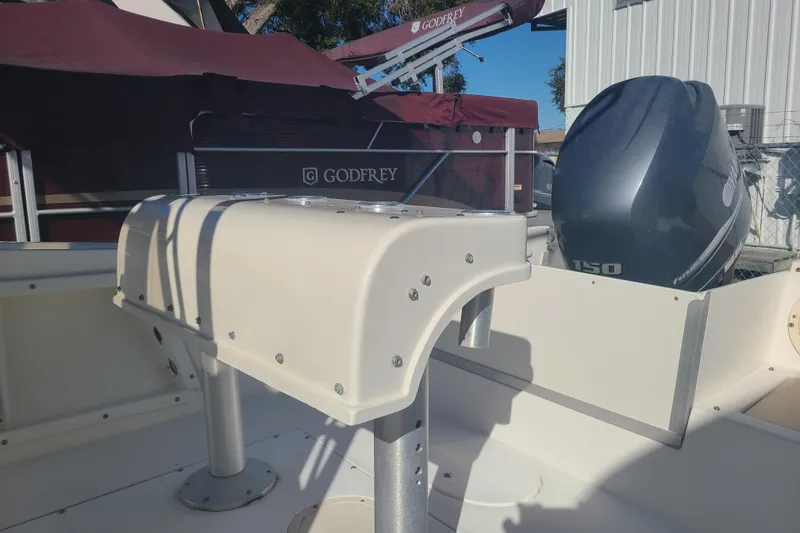 Slide: The Image of 1995 Mako 201 Center Console boat with Yamaha 150 outboard motor. - 13