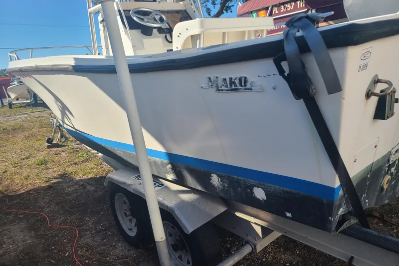 Slide: The Image of 1995 Mako 201 Center Console boat on trailer, side view. - 18