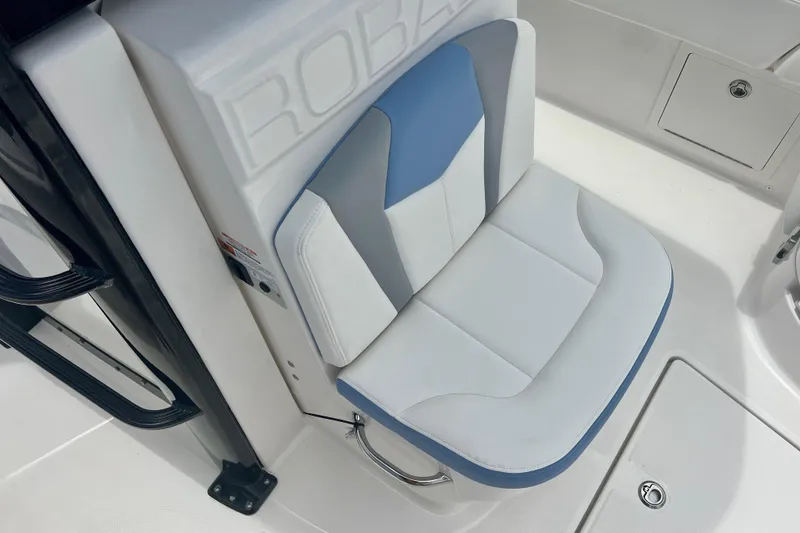 Slide: The Image of 2025 Robalo 266 Cayman SD boat seat with blue and white upholstery. - 22