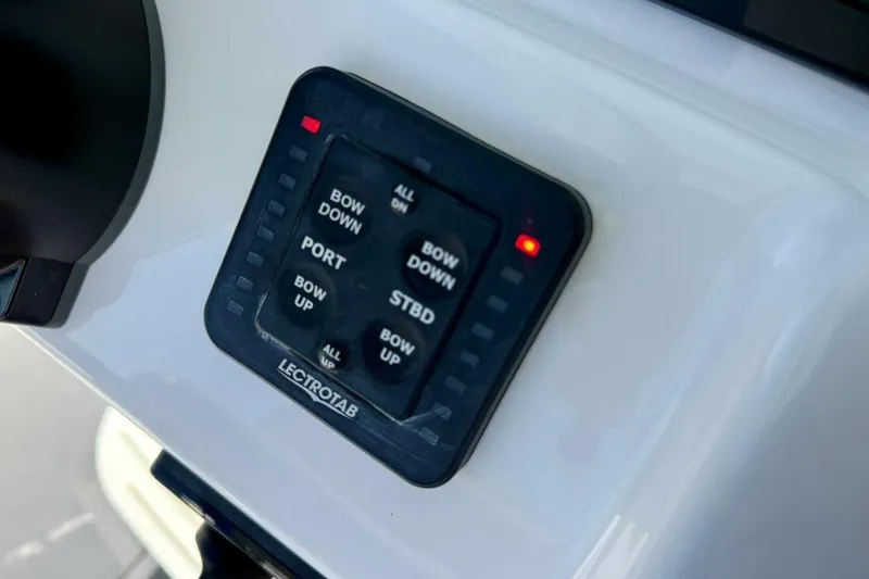 Slide: The Image of 2020 Everglades 243 CC - Helm/Electronics - 16