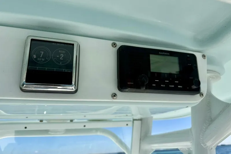 Slide: The Image of 2020 Everglades 243 CC - Helm/Electronics - 9