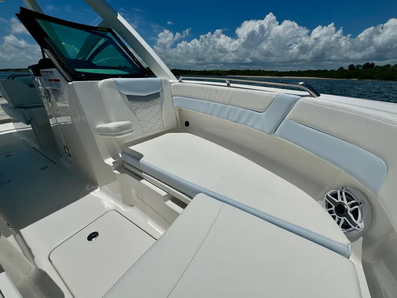 Slide: The Image of Robalo R257 Dual Console 2025 - 51