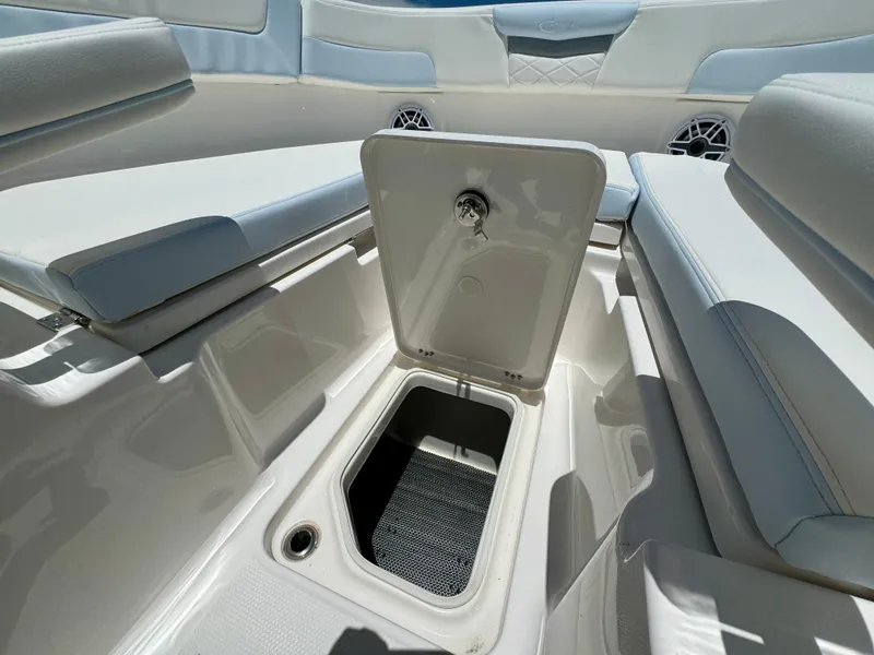 Slide: The Image of Robalo R257 Dual Console 2025 - 52