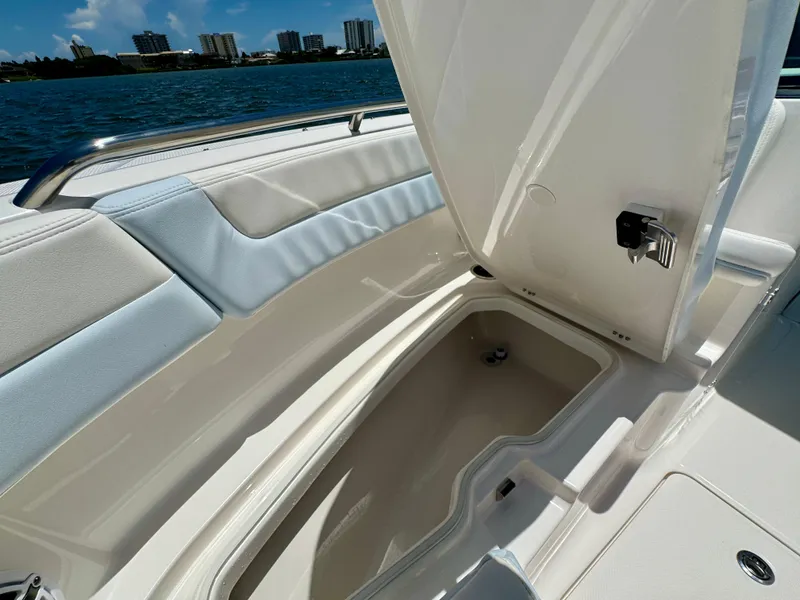 Slide: The Image of Robalo R257 Dual Console 2025 - 54