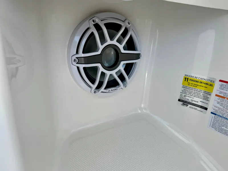 Slide: The Image of Robalo R257 Dual Console 2025 - 62