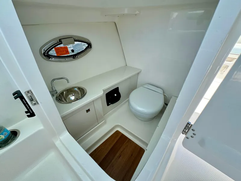 Slide: The Image of Robalo R257 Dual Console 2025 - 66