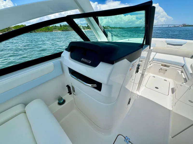 Slide: The Image of Robalo R257 Dual Console 2025 - 67