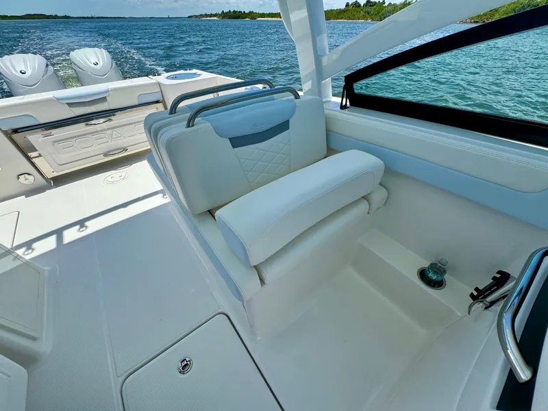 Slide: The Image of Robalo R257 Dual Console 2025 - 69