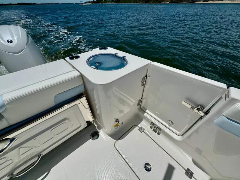 Slide: The Image of Robalo R257 Dual Console 2025 - 70