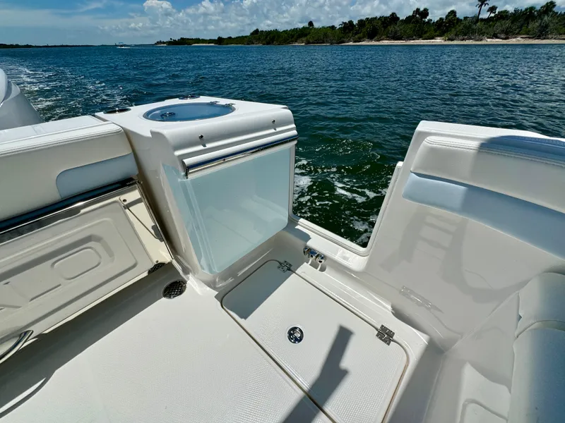 Slide: The Image of Robalo R257 Dual Console 2025 - 71