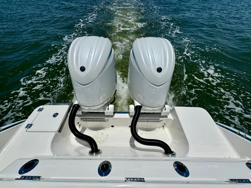 Slide: The Image of Robalo R257 Dual Console 2025 - 72