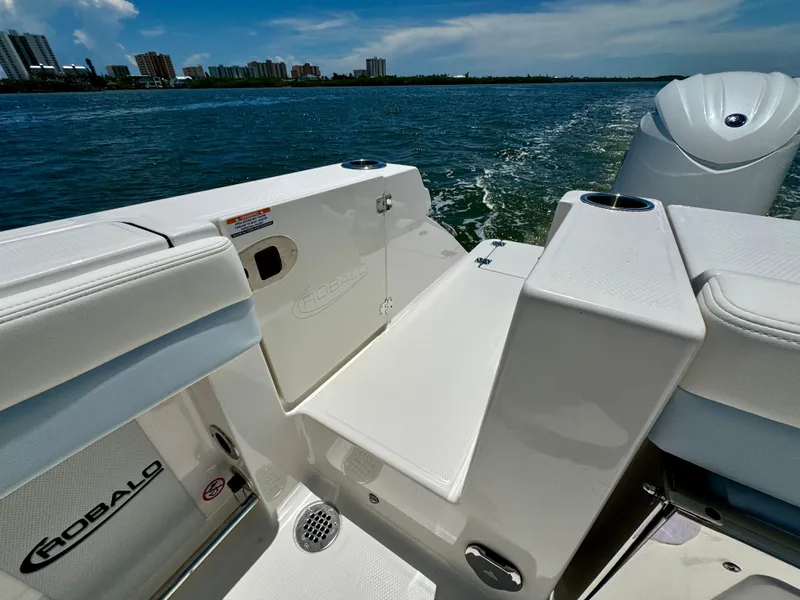 Slide: The Image of Robalo R257 Dual Console 2025 - 73