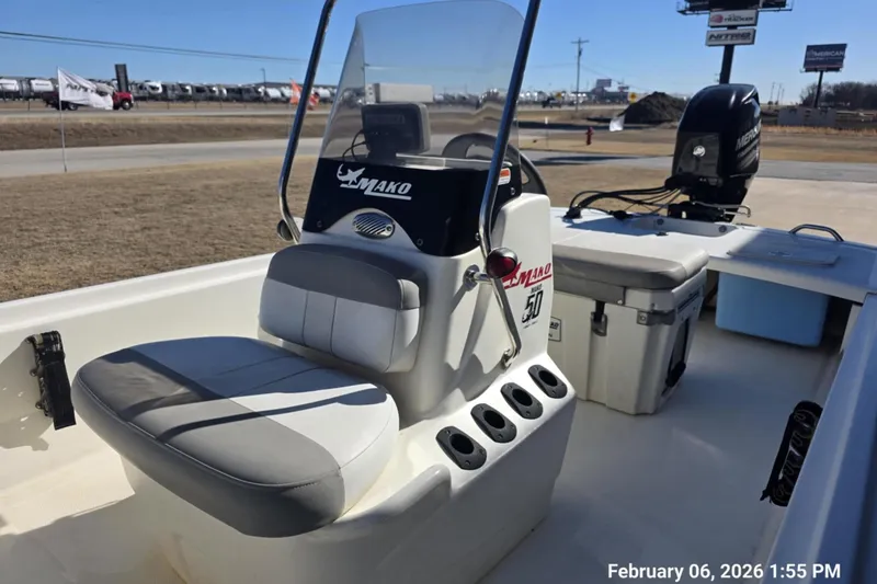 Slide: The Image of 2018 Mako Pro Skiff 17 CC boat interior with seating and console. - 10