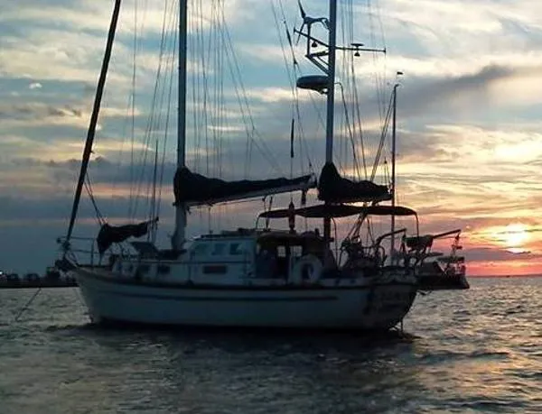 Slide: The Image of Mariner Pilothouse 38 1981 - 1