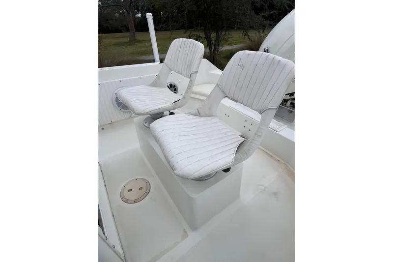 Slide: The Image of Two white seats on a 1995 Wahoo 2100 EFS boat deck. - 12