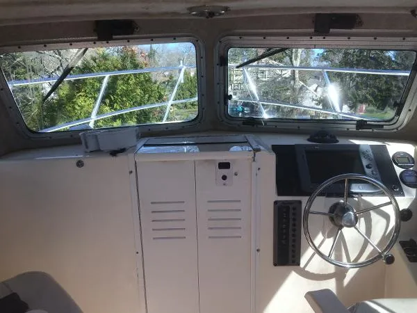 Slide: The Image of Parker Marine 2520 Modified V Sport Cabin 2002 - 9