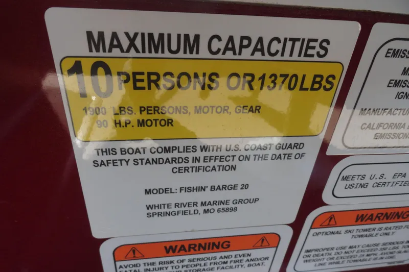 Slide: The Image of 2022 Sun Tracker Fishin' Barge 20 DLX capacity label, 10 persons or 1370 lbs limit. - 12