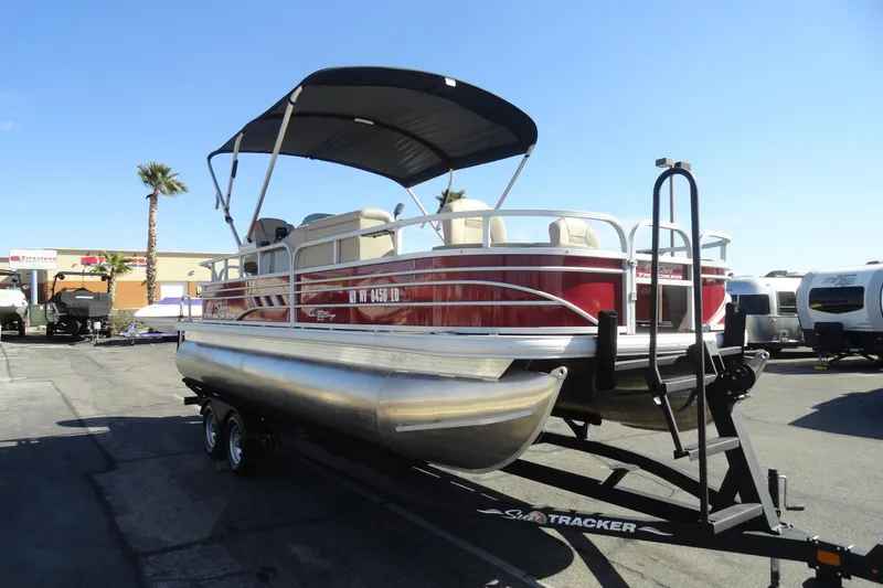 Slide: The Image of 2022 Sun Tracker Fishin' Barge 20 DLX pontoon boat on trailer, sunny day. - 4