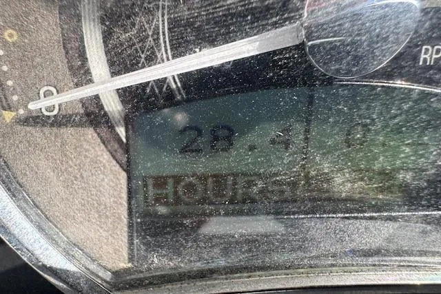 Slide: The Image of Dashboard of 2024 Barletta CORSA 25 QSSA showing 28.4 hours usage. - 21