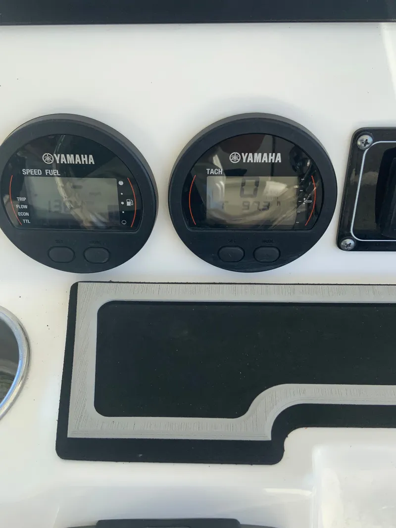 Slide: The Image of Yamaha instruments on Sea Fox 228 Commander 2022 boat. - 31