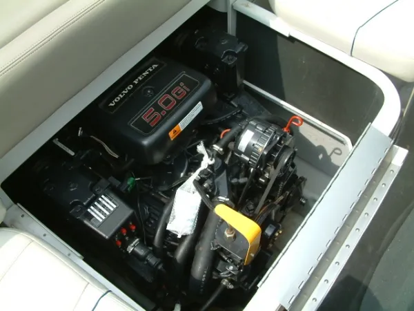 Slide: The Image of Four Winns 225 Sundowner 1999 - 5