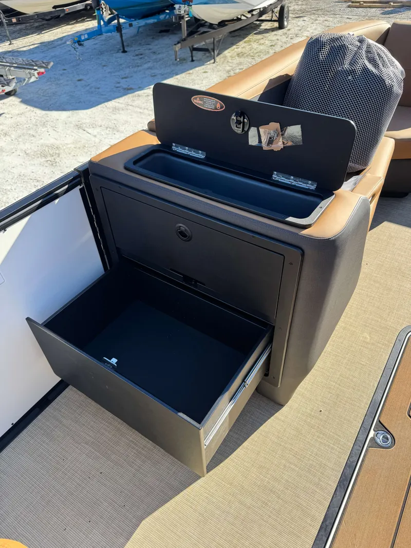 Slide: The Image of Harris Sunliner 230 2026 - 13