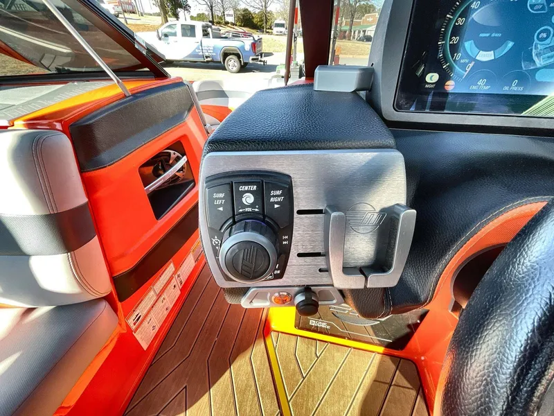 Slide: The Image of Malibu Wakesetter 24 MXZ 2018 - 21