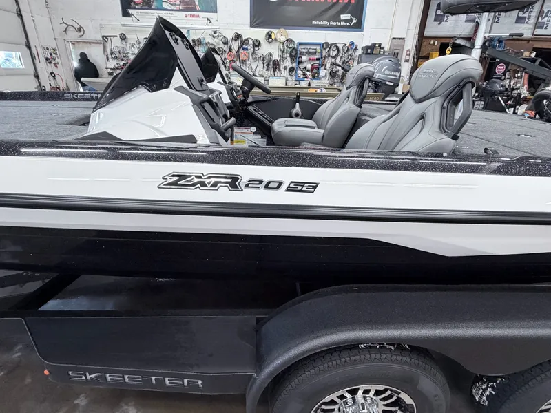 Slide: The Image of Skeeter ZXR20 SE 2026 - 25