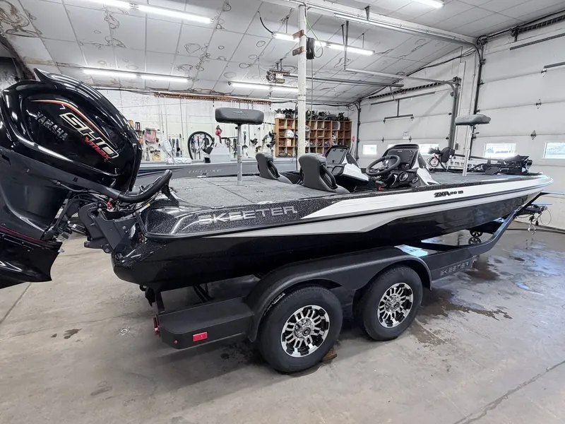 Slide: The Image of Skeeter ZXR20 SE 2026 - 32