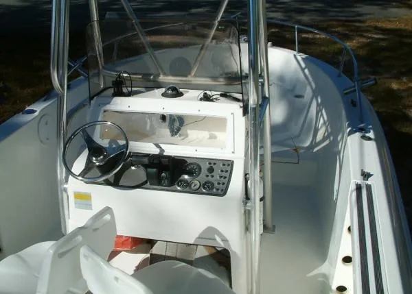 Slide: The Image of Wellcraft 210 Fisherman 2000 - 10