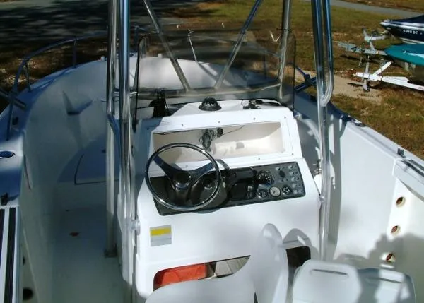 Slide: The Image of Wellcraft 210 Fisherman 2000 - 11