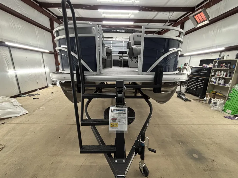 Slide: The Image of Sun Tracker SportFish 20 DLX 2026 - 12