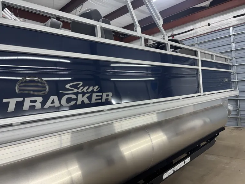 Slide: The Image of Sun Tracker SportFish 20 DLX 2026 - 9