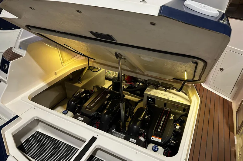 Slide: The Image of Electric Hatchlifter to Machinery Space - excellent accessibility  - 45