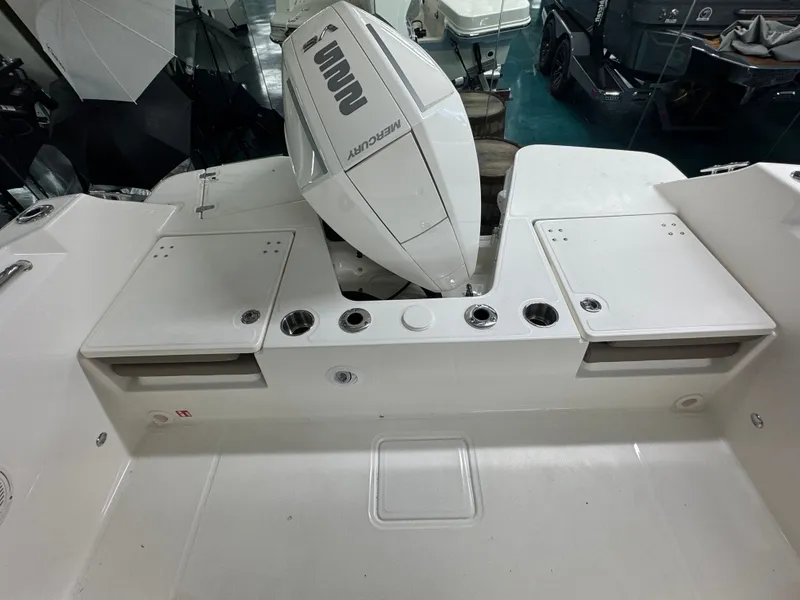 Slide: The Image of Boston Whaler 210 Vantage 2026 - 10