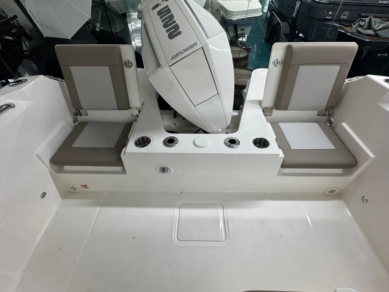 Slide: The Image of Boston Whaler 210 Vantage 2026 - 11