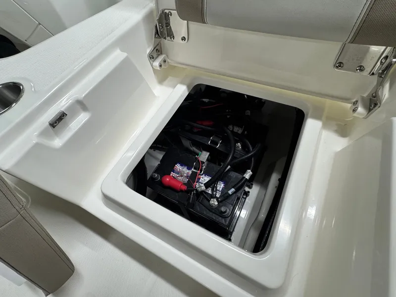 Slide: The Image of Boston Whaler 210 Vantage 2026 - 12