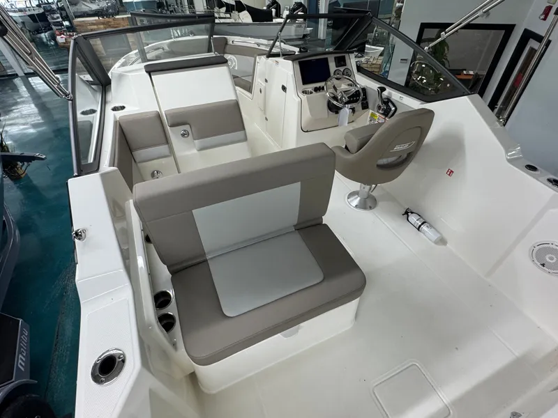 Slide: The Image of Boston Whaler 210 Vantage 2026 - 13
