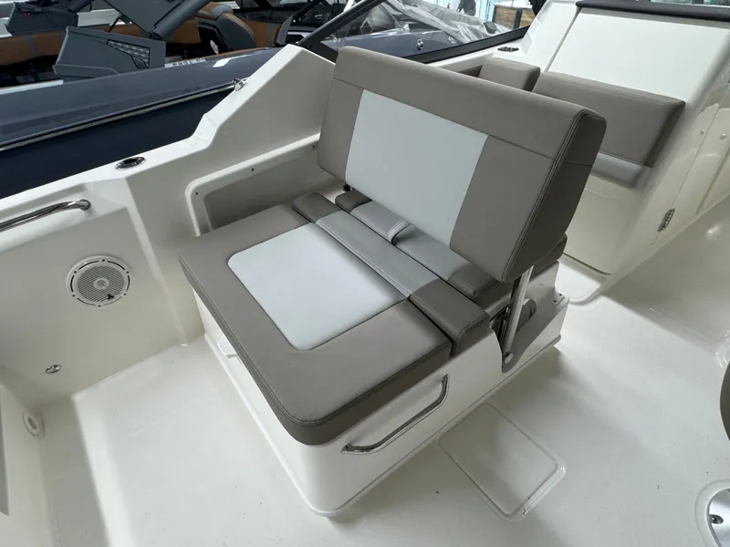Slide: The Image of Boston Whaler 210 Vantage 2026 - 14