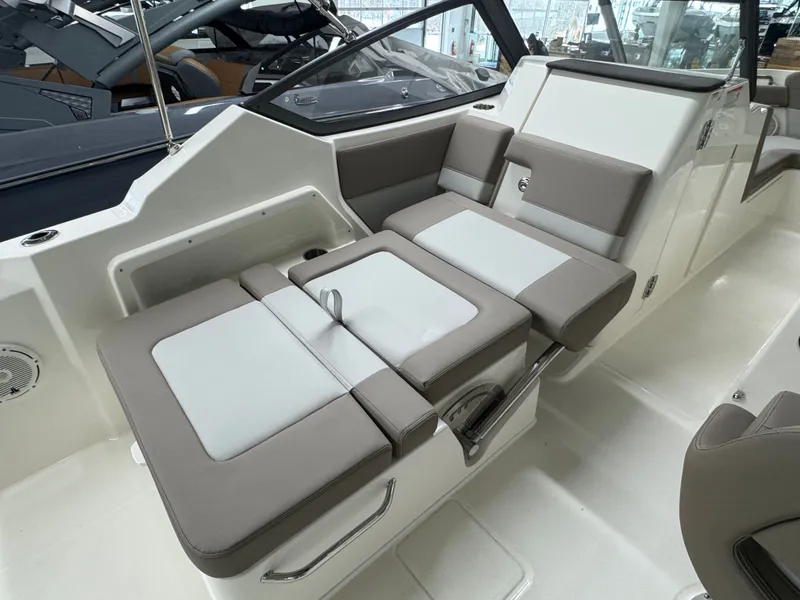 Slide: The Image of Boston Whaler 210 Vantage 2026 - 15