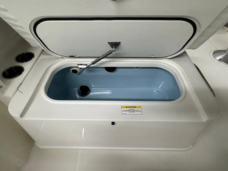 Slide: The Image of Boston Whaler 210 Vantage 2026 - 16