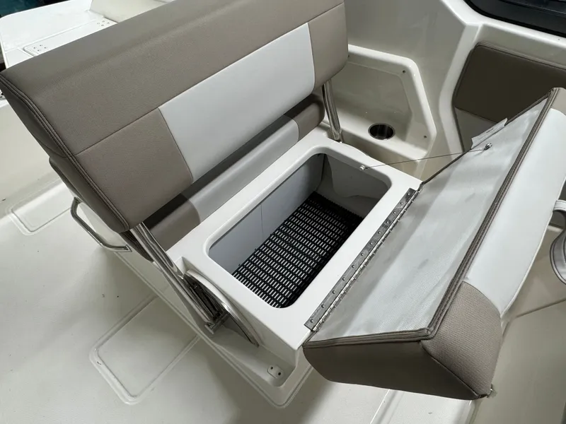 Slide: The Image of Boston Whaler 210 Vantage 2026 - 17