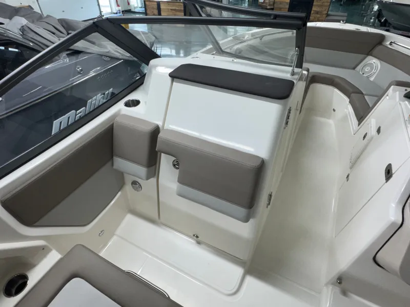 Slide: The Image of Boston Whaler 210 Vantage 2026 - 18