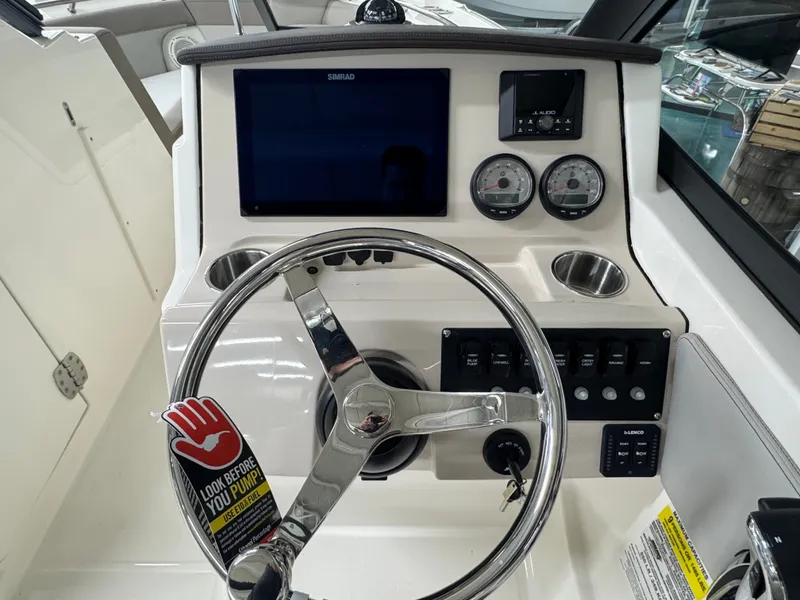 Slide: The Image of Boston Whaler 210 Vantage 2026 - 22