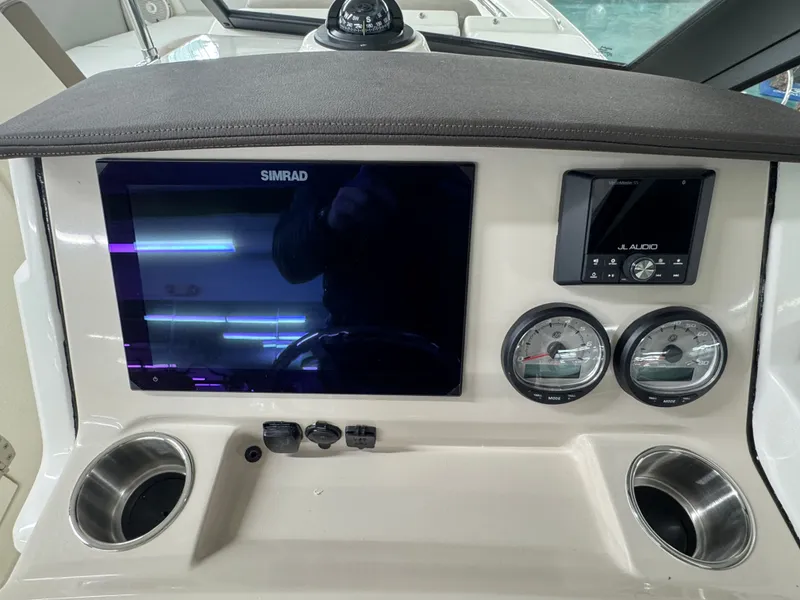 Slide: The Image of Boston Whaler 210 Vantage 2026 - 24