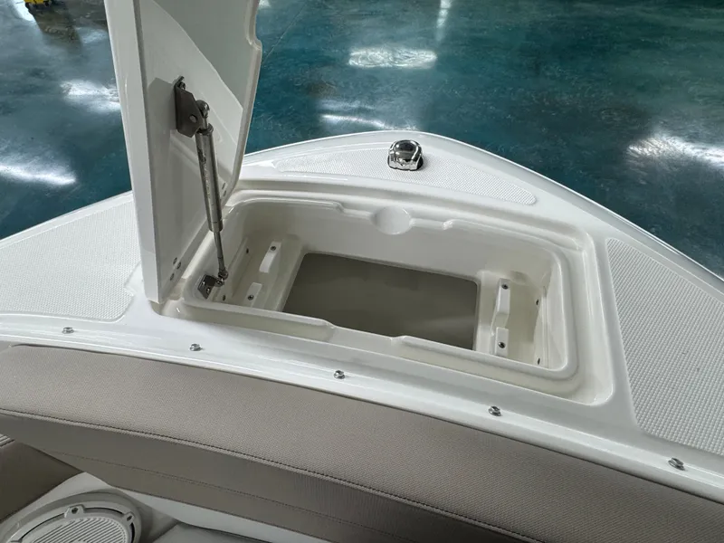 Slide: The Image of Boston Whaler 210 Vantage 2026 - 28
