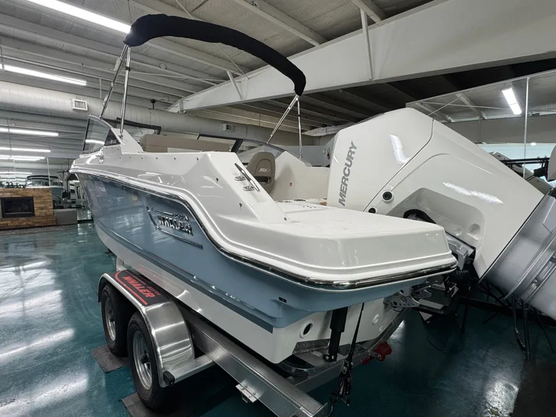 Slide: The Image of Boston Whaler 210 Vantage 2026 - 3