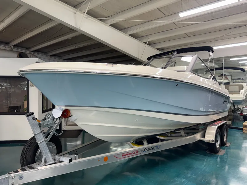 Slide: The Image of Boston Whaler 210 Vantage 2026 - 4